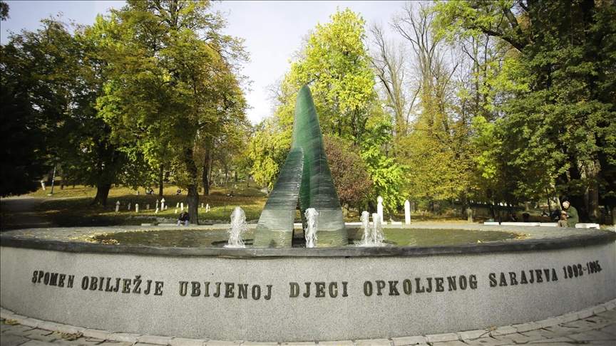 Umjesto cvijeta na Spomeniku ubijenoj djeci opkoljenog Sarajeva
